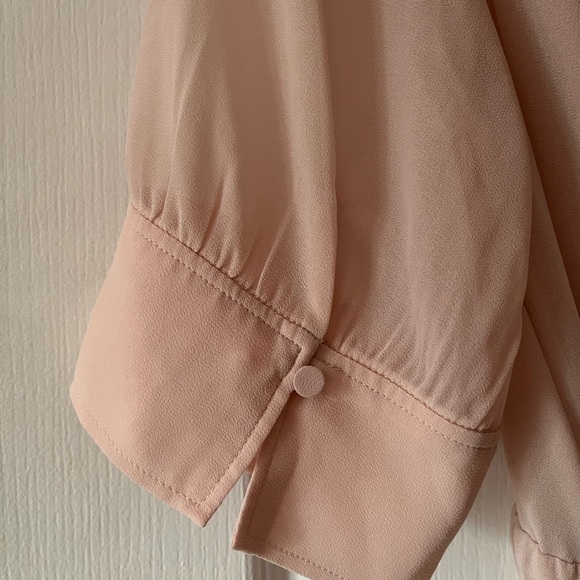 Selling pale pink dress, buttons at neck and sleeves, belt - Picture 3 of 4